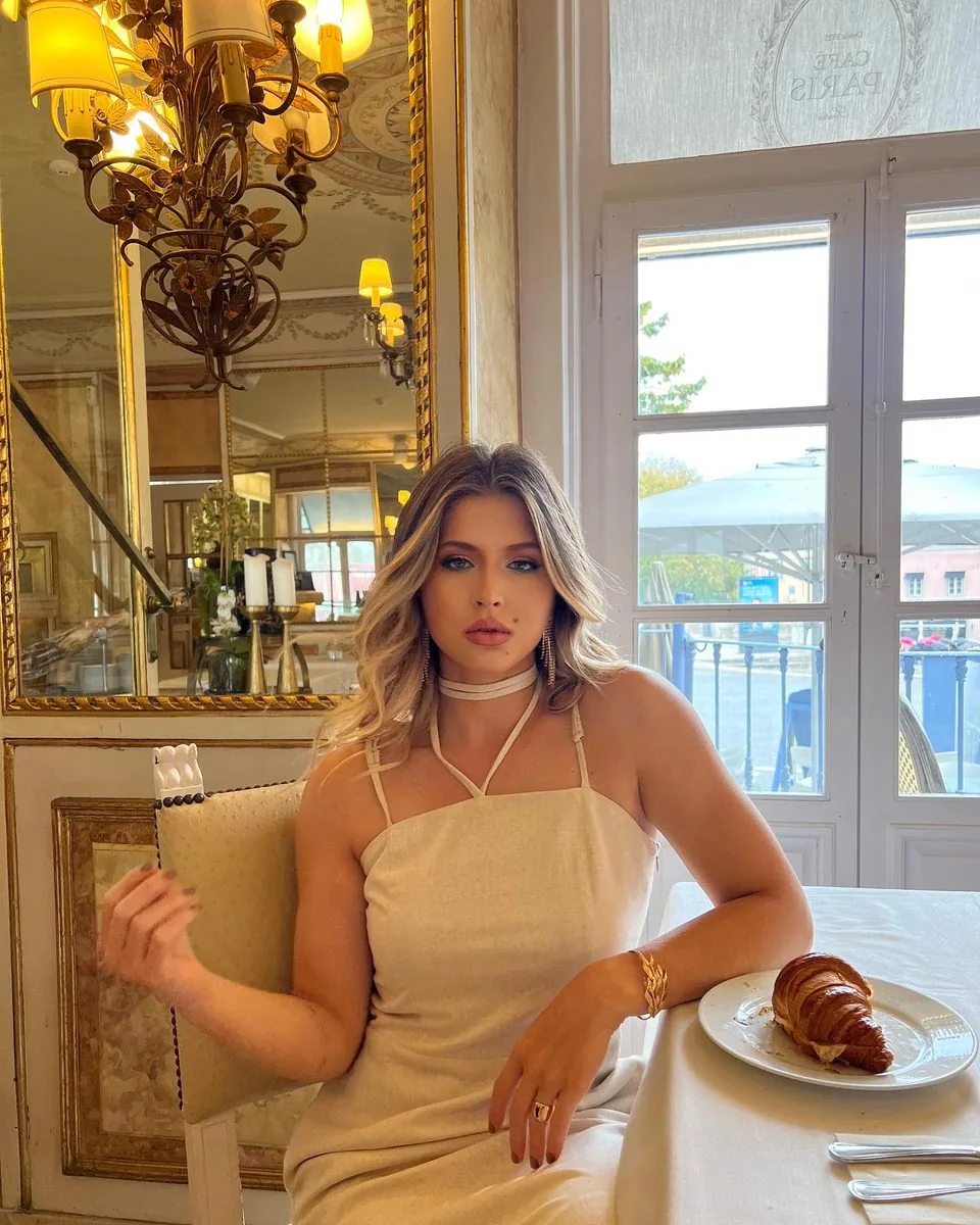 Nayara Lamari em produção elegante em um café